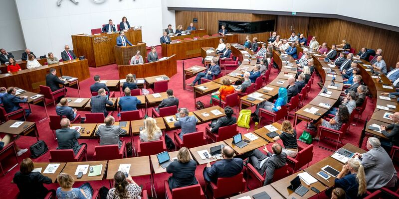 Die Abgeordneten der Bremischen Bürgerschaft während der konstituierende Sitzung. - Foto: Sina Schuldt/dpa
