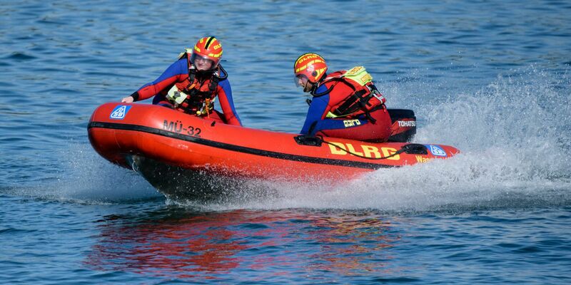 Einsatzkräfte der DLRG brachten den 36-jährigen Vater an Land, wo bereits ein Rettungshubschrauber wartete (Archivbild). - Foto: Matthias Balk/dpa