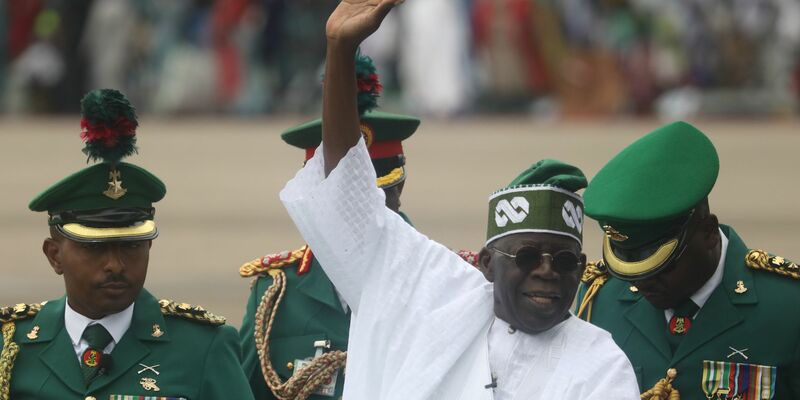 Nigerias neuer Präsident Bola Ahmed Tinubu winkt am 29.05.2023 seinen Anhängern zu, nachdem in Abuja vereidigt wurde. - Foto: Sodiq/XinHua/dpa