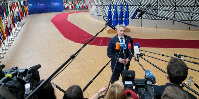 Karl Nehammer, Bundeskanzler von Österreich, trifft zum EU-Gipfel im Gebäude des Europäischen Rates ein und spricht mit Journalisten. - Foto: Virginia Mayo/AP/dpa