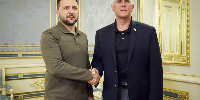 Wolodymyr Selenskyj (l), Präsident der Ukraine, und Mike Pence, ehemaliger Vizepräsident der USA, während ihres Treffens. - Foto: Uncredited/Ukrainian Presidential Press Office/AP/dpa