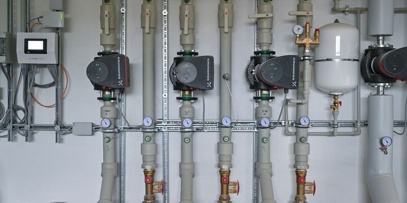 Blick auf eine Hydraulikstation in einem Heizungsraum für Sole-Wasser-Wärmepumpen. - Foto: Patrick Pleul/dpa