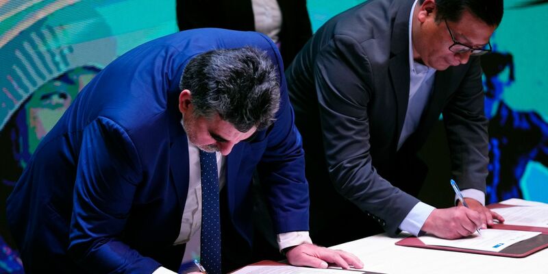 Vertreter der russischen Uranium One Group und des bolivianischen Staatsunternehmens Yacimientos de Litio Bolivianos unterzeichnen in La Paz ein Abkommen über die Industrialisierung von Lithium. - Foto: Juan Karita/AP