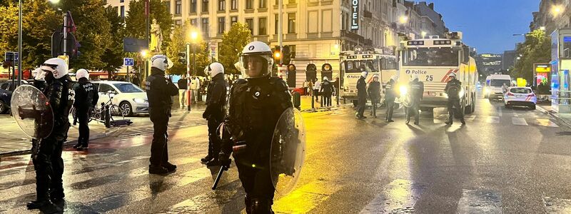 Einsatzkräfte der Polizei patrouillieren im Zentrum von Brüssel. - Foto: Sylvain Plazy/AP