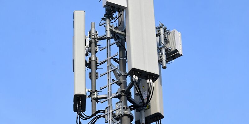 5G-Mobilfunkmast von Vodafone auf einem Hochhaus in Düsseldorf. - Foto: Roberto Pfeil/dpa