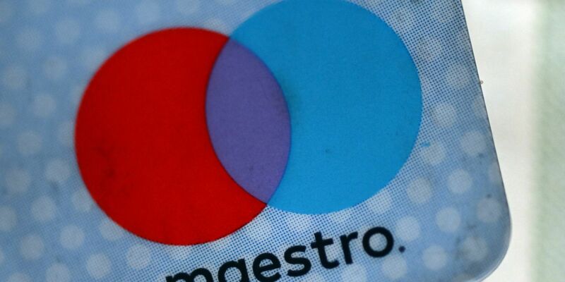 «Eine Karte, die nicht durchgängig für Zahlungen im Online-Handel eingesetzt werden kann, ist (...) nicht mehr zeitgemäß.» - Foto: Federico Gambarini/dpa