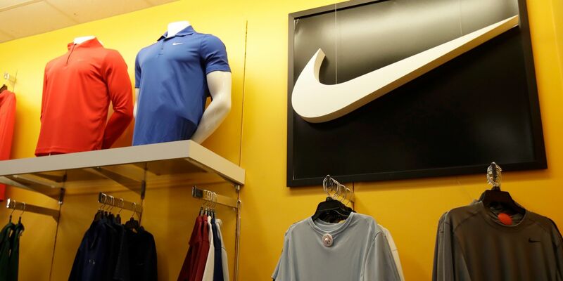 Nike ist mit seinen vollen Lagern nicht alleine. Derzeit ächzen viele Händler unter zu viel Ware. - Foto: Jeff Chiu/AP/dpa