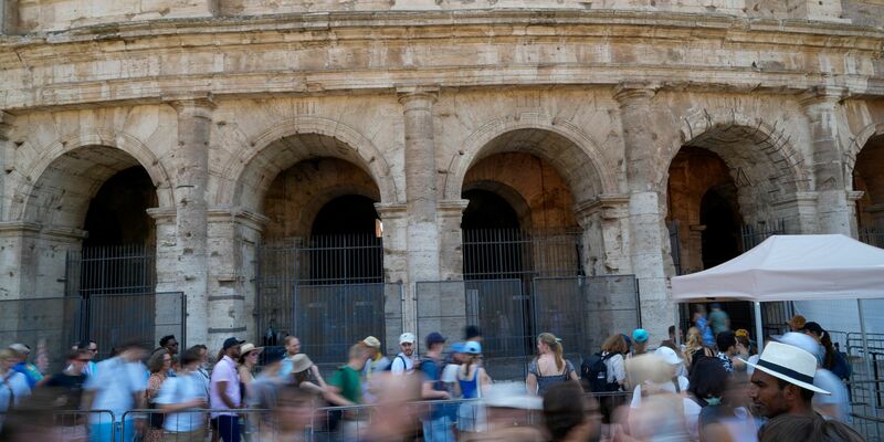 Das rund 2000 Jahre alte Kolosseum gehört zu den beliebtesten Touristenattraktionen in Italien und gilt als das Symbol Roms. - Foto: Andrew Medichini/AP/dpa
