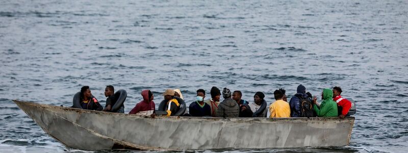 Mit der Hoffnung, das Ziel Europa zu erreichen: Migranten in einem Boot. - Foto: Khaled Nasraoui/dpa