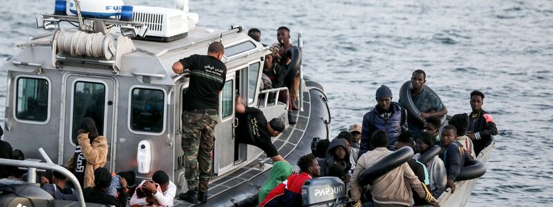 Die tunesische Küstenwache fängt kleine Boote mit Migranten ab, die versuchen, das Mittelmeer zu überqueren. - Foto: Khaled Nasraoui/dpa