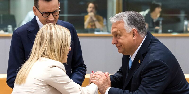 Ungarns Premier Viktor Orban (r.) zusammen mit Giorgia Meloni (l.), der Ministerpräsidentin von Italien, und Polens Premier Mateusz Morawiecki (hinten). - Foto: Geert Vanden Wijngaert/AP/dpa