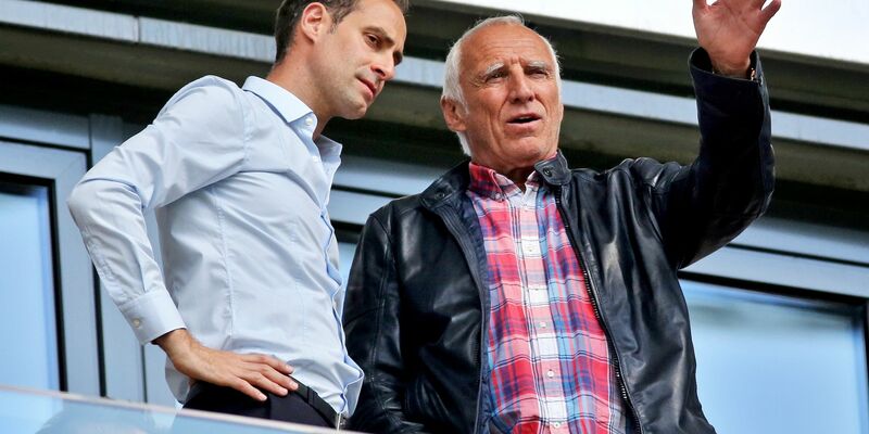 Der mittlerweile verstorbene Red-Bull-Gründer Dietrich Mateschitz (r) und Oliver Mintzlaff. - Foto: Jan Woitas/dpa-Zentralbild/dpa