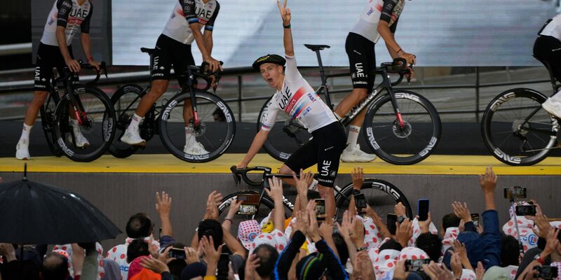 Tadej Pogacar ist müde und fährt nicht bei Olympia. - Foto: Daniel Cole/AP