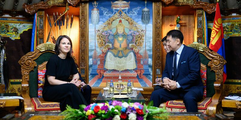 Annalena Baerbock (l.) im Gespräch mit Ukhnaa Khurelsukh, dem Staatspräsidenten der Mongolei. - Foto: Bernd von Jutrczenka/dpa