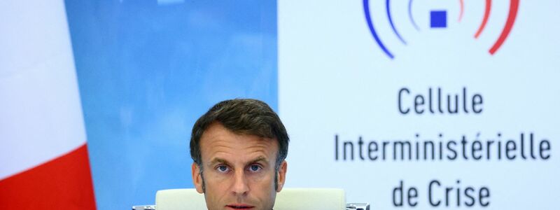 Emmanuel Macron, Präsident von Frankreich, spricht nach einer Dringlichkeitssitzung der Regierung im Innenministerium. - Foto: Yves Herman/Pool Reuters/AP/dpa