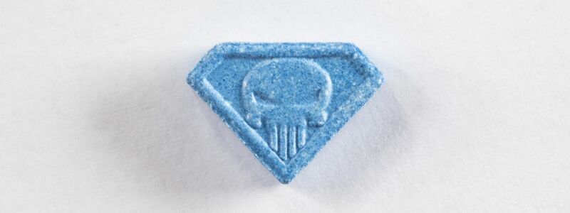 Als «Blue Punisher» wird eine besondere Erscheinungsform von Ecstasy-Tabletten bezeichnet. Herkunft und Wirkstoff können davon unabhängig variieren. Zuletzt waren solche Pillen durch eine offenbar sehr hohe Konzentration und als besonders gefährlich aufgefallen. - Foto: Ennio Leanza/Keystone/dpa