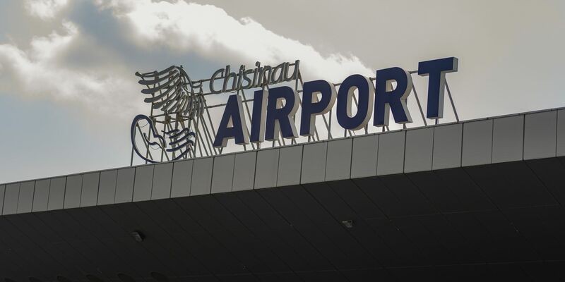 Schriftzug des internationalen Flughafens von Chisinau. - Foto: Cristian Straista/AP/dpa