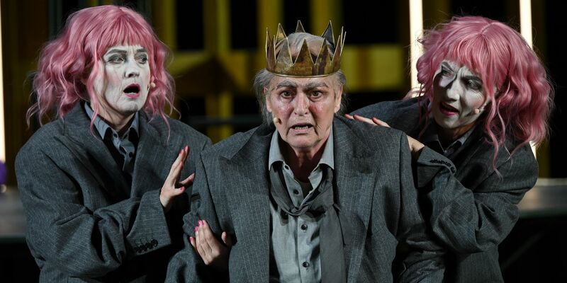 Die Schauspielerin Charlotte Schwab (M.) in der Rolle des König Lear bei den Bad Hersfelder Festspielen in der Stiftsruine. - Foto: Uwe Zucchi/dpa