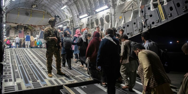 Afghanische Passagiere werden im August 2021 von der US-Luftwaffe aus Kabul evakuiert. - Foto: MSgt. Donald R. Allen/U.S. Air Force/AP/dpa