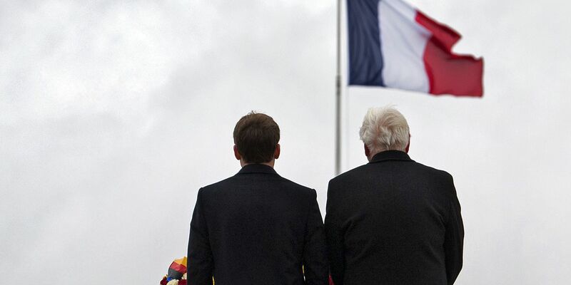 Bundespräsident Frank-Walter Steinmeier (r) und der französische Präsident Emmanuel Macron nehmen an einer Gedenkzeremonie teil. (Archiv) - Foto: Bernd von Jutrczenka/dpa