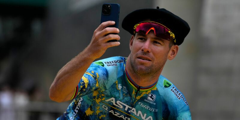 Muss seine letzte Tour de France vorzeitig beenden: Mark Cavendish. - Foto: Thibault Camus/AP/dpa