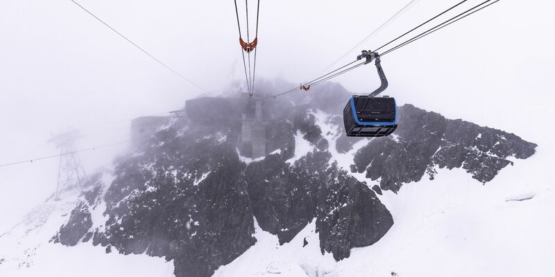 Blick aus einer neuen Gondel in Richtung Bergstation Klein Matterhorn vor der offiziellen Eröffnung der neuen Seilbahn «Matterhorn Glacier Ride II». - Foto: Dominic Steinmann/KEYSTONE/dpa