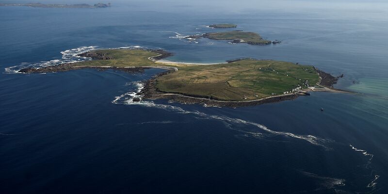 Die Insel Inishbofin im westirischen County Donegal. - Foto: Clodagh Kilcoyne/PA Wire/dpa