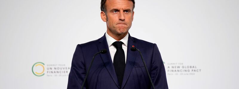 Frankreichs Präsident Emmanuel Macron steht am Nationalfeiertag am 14. Juli vor einem gespaltenen Land. - Foto: Lewis Joly/AP Pool/AP/dpa