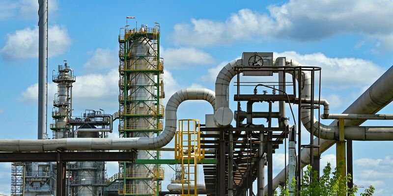 Anlagen zur Rohölverarbeitung auf dem Gelände der PCK-Raffinerie in Schwedt. - Foto: Patrick Pleul/dpa