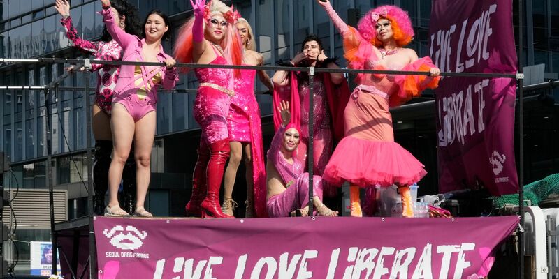 Freiwillige tragen eine riesige Regenbogenfahne bei der Pride-Parade in Seoul. - Foto: Ahn Young-joon/AP/dpa