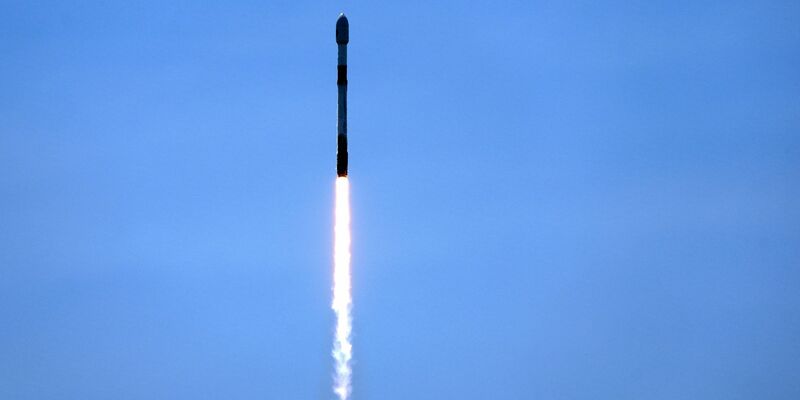 Die SpaceX Falcon 9-Rakete mit dem Weltraumteleskop «Euclid» der Europäischen Weltraumorganisation (ESA) hebt ab. - Foto: John Raoux/AP/dpa