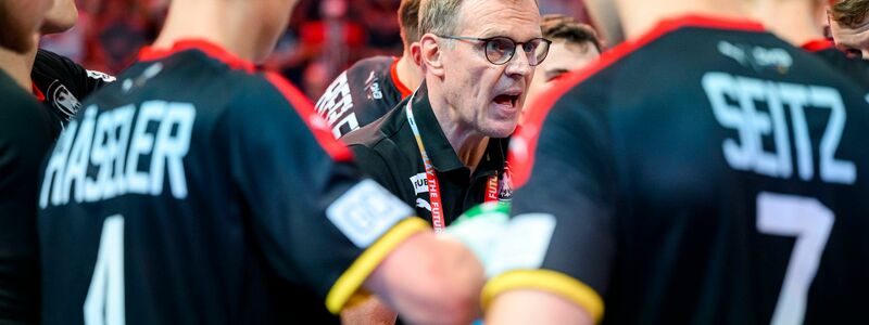 Die deutschen U-21-Handballer um Bundestrainer Martin Heuberger (M.) erreichten das WM-Finale. - Foto: Marco Wolf/wolf-sportfoto/dpa