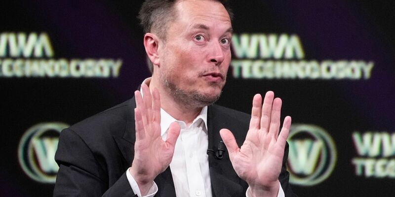 Elon Musks Neuralink hat im Mai die Erlaubnis bekommen, das flache und runde Implantat in einer klinischen Studie Menschen einzusetzen. - Foto: Michel Euler/AP/dpa