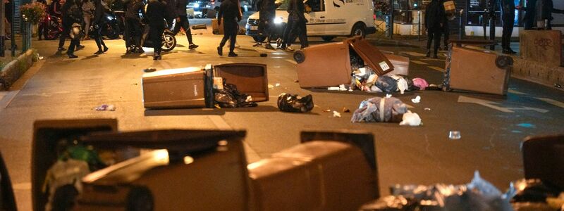 Protestierende blockieren eine Straße mit Mülleimern in Colombes, außerhalb von Paris. - Foto: Lewis Joly/AP