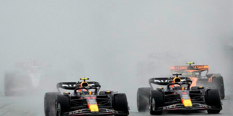 Sergio Perez (M) und Max Verstappen (r) auf der Rennstrecke in Spielberg. - Foto: Darko Vojinovic/AP/dpa