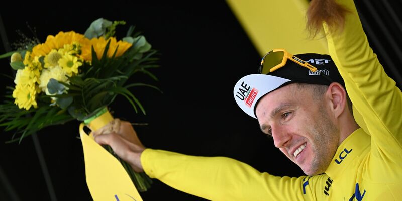 Adam Yates aus Großbritannien jubelt nach seinem Etappensieg. - Foto: Jasper Jacobs/Belga/dpa