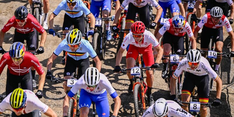 Das Fahrerfeld beim Cross-Country-Wettbewerb. - Foto: Laurie Dieffembacq/Belga/dpa