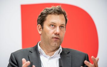 Finanzminister Lars Klingbeil (SPD) muss im Alltag viel Zeit am Handy verbringen - und will es an Weihnachten bewusst ausschalten. (Archivbild)  - Foto: Michael Kappeler/dpa