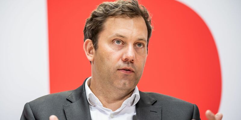 SPD-Chef Lars Klingbeil will den Fokus der Ampel auf die arbeitende Bevölkerung richten. - Foto: Michael Kappeler/dpa