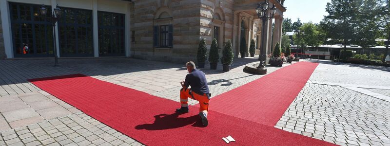 Der rote Teppich wird vor dem Bayreuther Festspielhaus ausgerollt. - Foto: Karl-Josef Hildenbrand/dpa