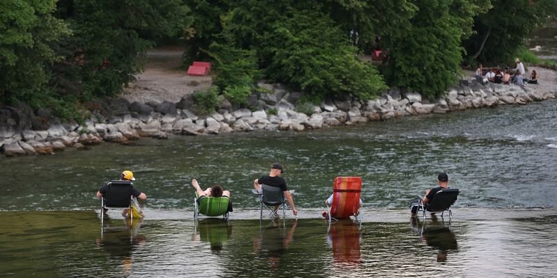 Schnee und Glätte in den Hochlagen, sonst Regen und mildere Temperaturen lautet die Wettervorhersage für das kommende Wochenende (Archivbild). - Foto: Karl-Josef Hildenbrand/dpa