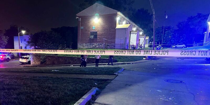 Nach den Schüssen sperrt die Polizei den Tatort im Stadtteil Brooklyn Homes in baltimore ab. - Foto: Uncredited/Baltimore Police Department/AP/dpa