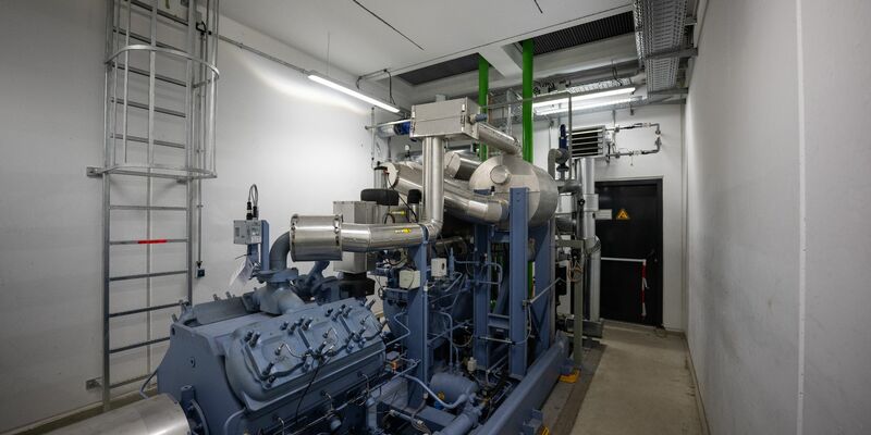 Eine eingebaute Wärmepumpe auf dem Gelände der Fernheizwerk Neukölln AG. - Foto: Hannes P. Albert/dpa