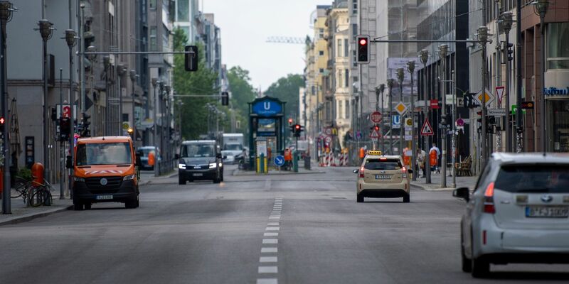 Autos fahren auf der Friedrichstraße. Seit dem 1. Juli ist das rund 500 Meter lange Teilstück der Friedrichstraße wieder für den Autoverkehr freigegeben. - Foto: Christophe Gateau/dpa