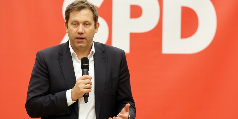 SPD-Chef Lars Klingbeil im Bürger-Gespräch in Erfurt. - Foto: Bodo Schackow/dpa