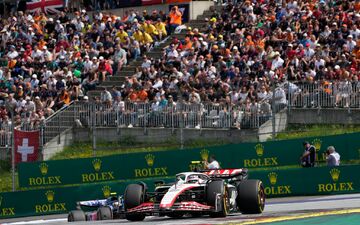 Was für eine Freude, als es endlich so weit war: Das Ende der podestslosen Zeit von Nico Hülkenberg. (Archivbild) - Foto: Darko Bandic/AP/dpa