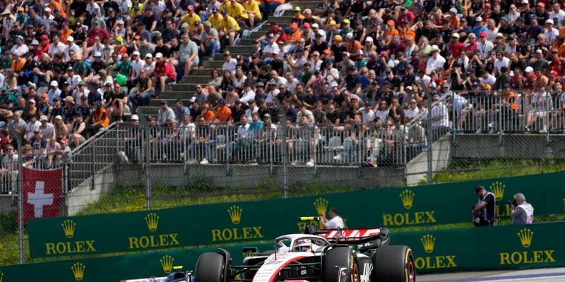 Formel-1: Nico Hülkenberg aus Deutschland vom Team Haas während einer Pressekonferenz. Er rechnet sich keine Chancen auf einen Wechsel zu einem Topteam aus. - Foto: Darko Bandic/AP/dpa