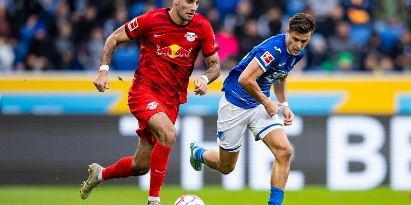 Dominik Szoboszlai (l) verlässt DFB-Pokalsieger RB Leipzig und wechselt zum FC Liverpool - Foto: Tom Weller/dpa