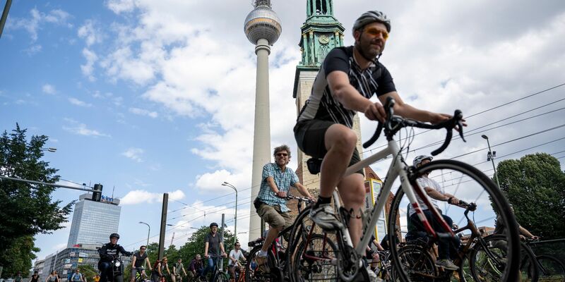 Teilnehmer fordern, den Radwegeausbau in Berlin nicht zu verzögern. - Foto: Christophe Gateau/dpa
