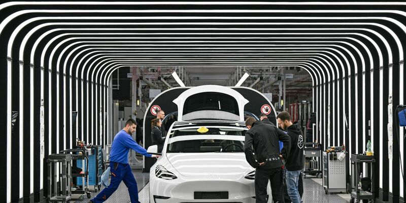 Die Baustelle des Gebäudes der Batteriefabrik der Tesla Gigafactory Berlin Brandenburg. - Foto: Patrick Pleul/dpa